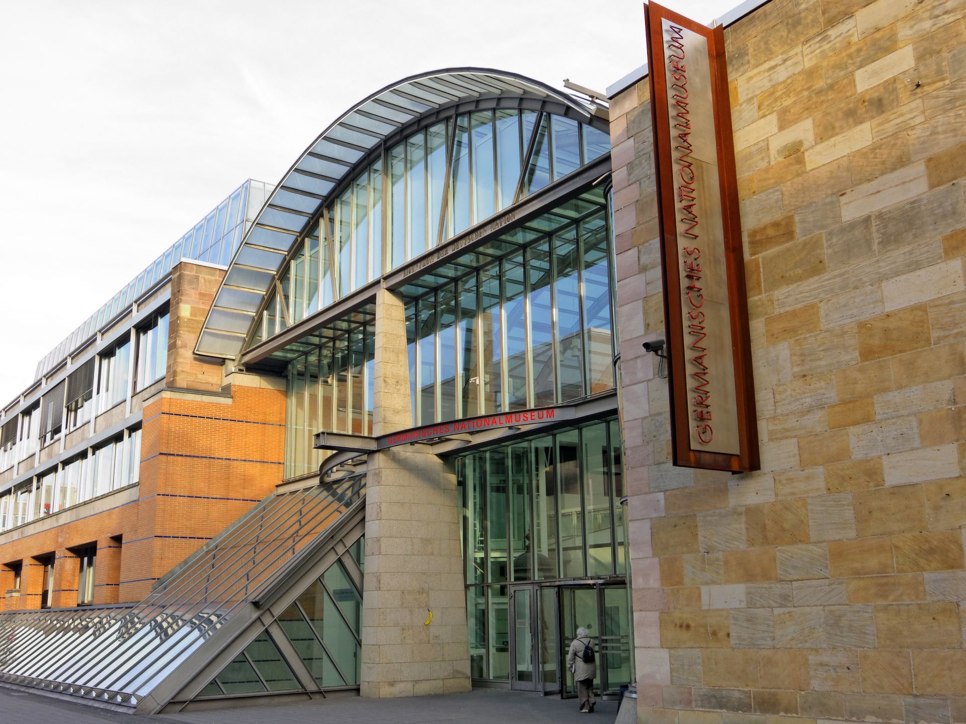 Ein großes Gebäude mit einer Treppe, die zum Eingang hinaufführt