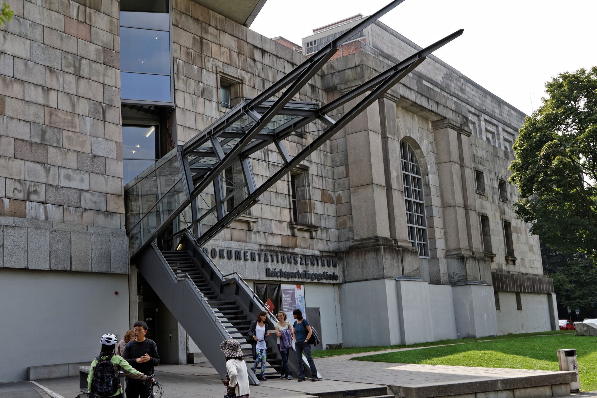Ein Gebäude, zu dem eine Treppe hinaufführt