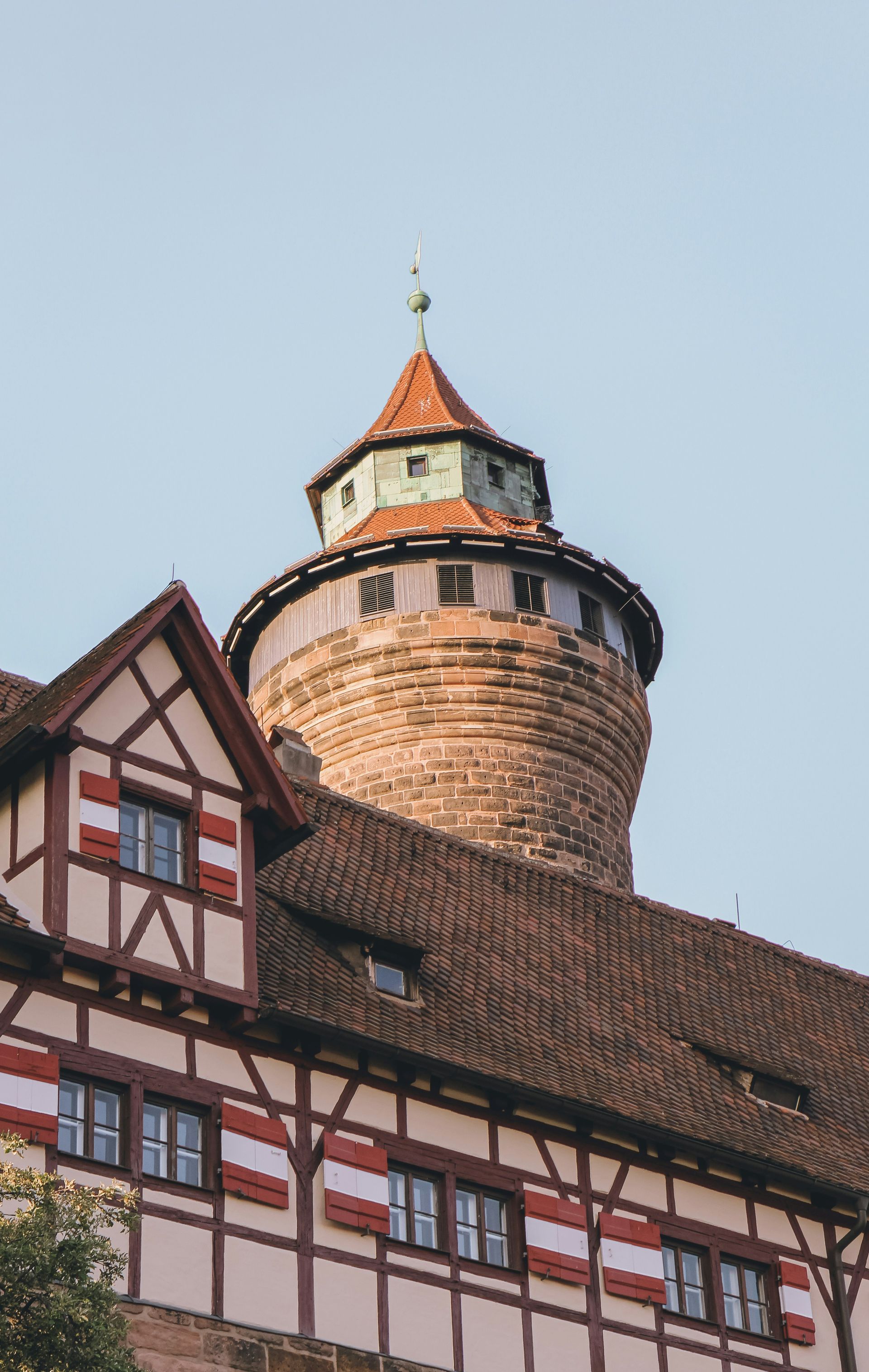 Ein Gebäude mit einem Uhrenturm darauf