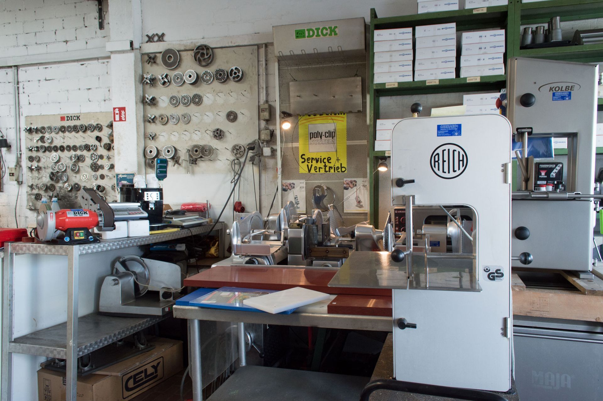 Eine weiße Maschine mit einem Kreis darauf steht in einer Werkstatt