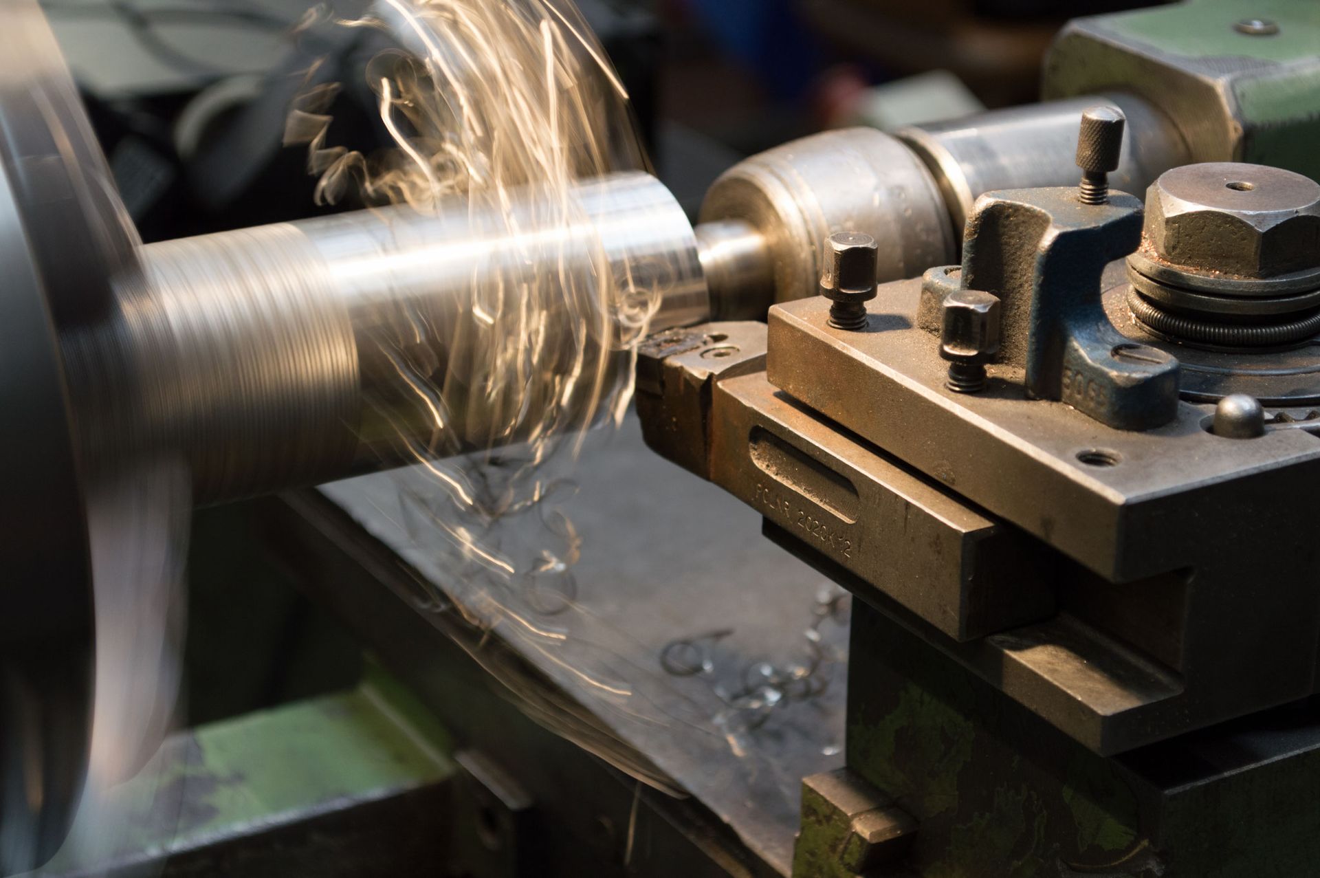 Eine Maschine schneidet ein Stück Metall, wobei Funken austreten