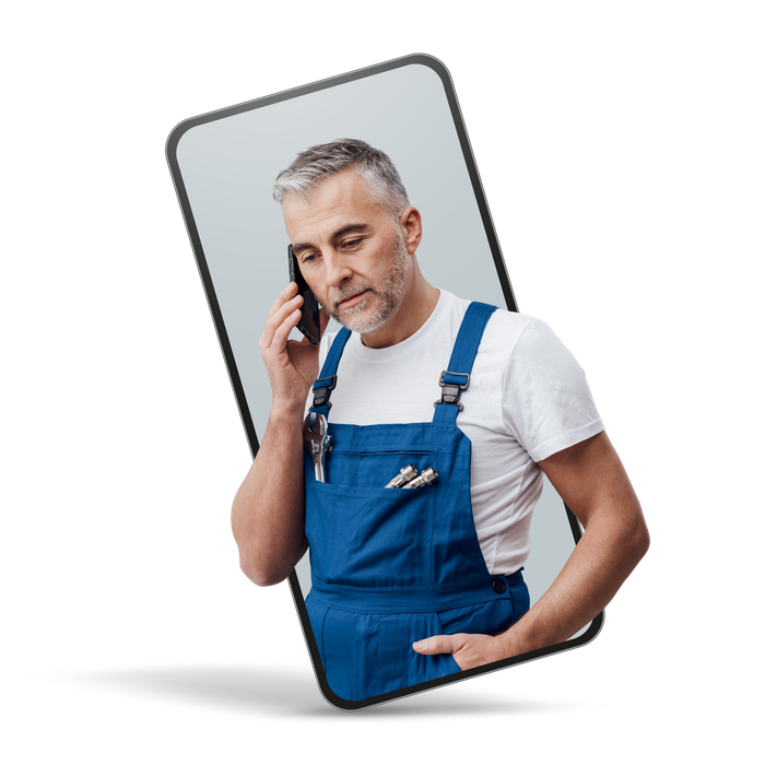 Plombier en train de téléphoner avec un smartphone.