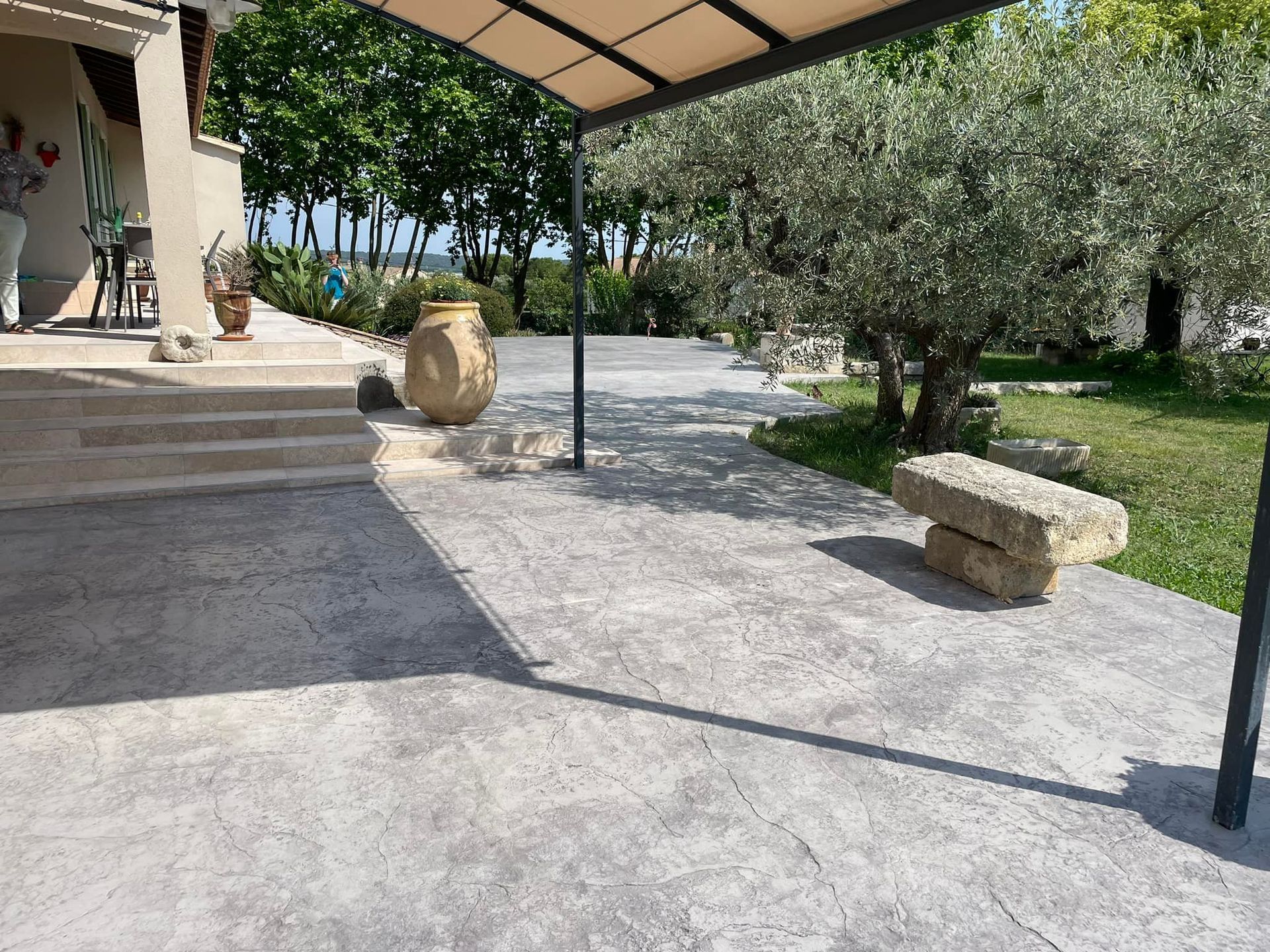 Béton imprimé facon roche teinte gris