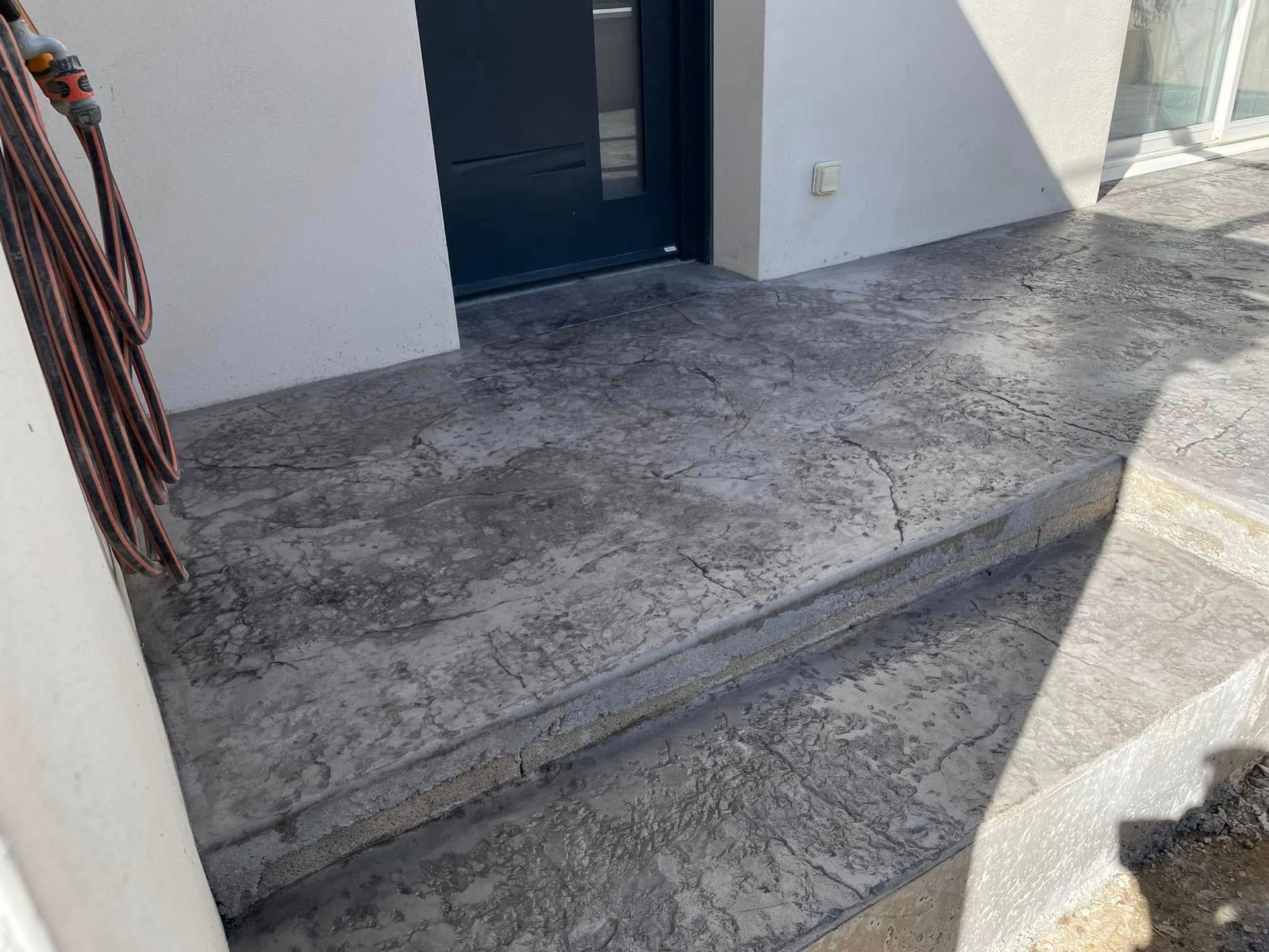 Escalier en béton imprimé facon roche teinte grise