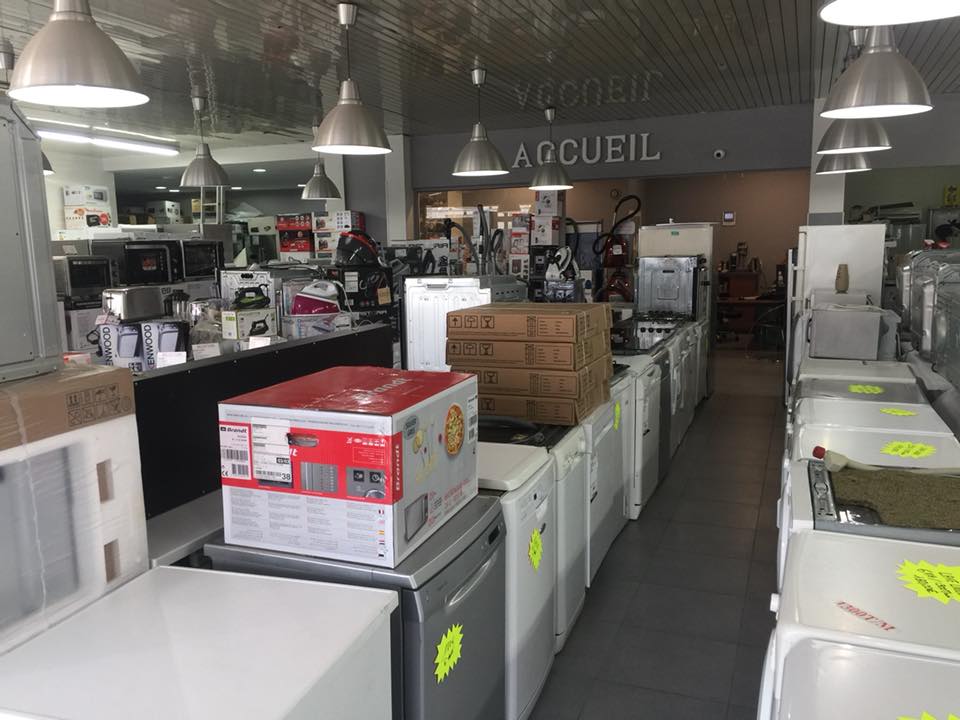 Grand espace de vente où sont exposés des fours et autres électroménagers