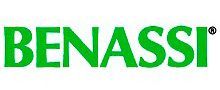 El logotipo de Benassi es verde y blanco sobre un fondo blanco.