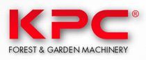 El logotipo de KPC Forest and Garden Machinery es rojo y blanco.