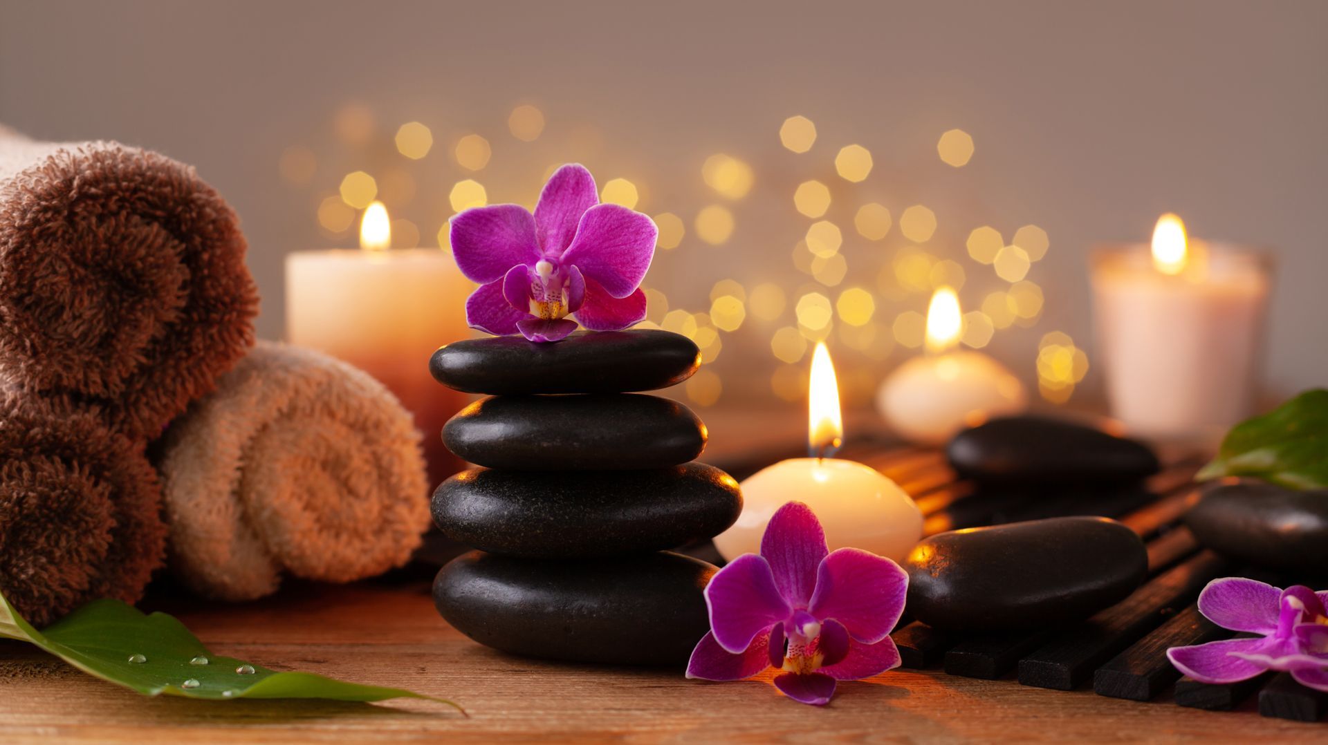 Eine Frau bekommt in einem Spa eine Massage.