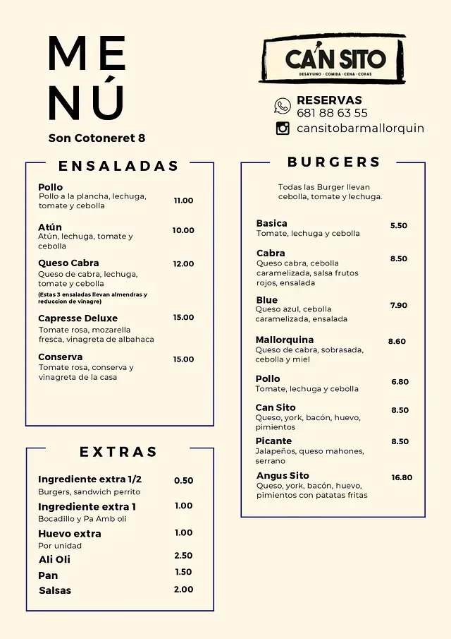 Un grupo de personas están sentadas en mesas afuera de un restaurante.
