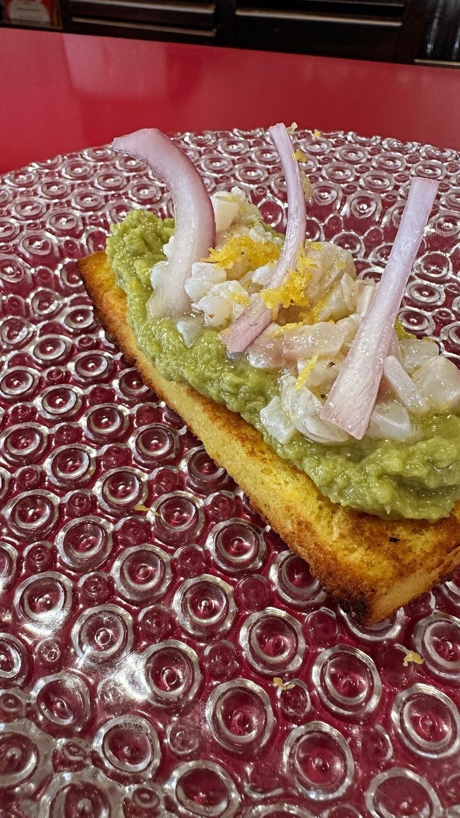 Un primer plano de un sándwich en un plato sobre una mesa.