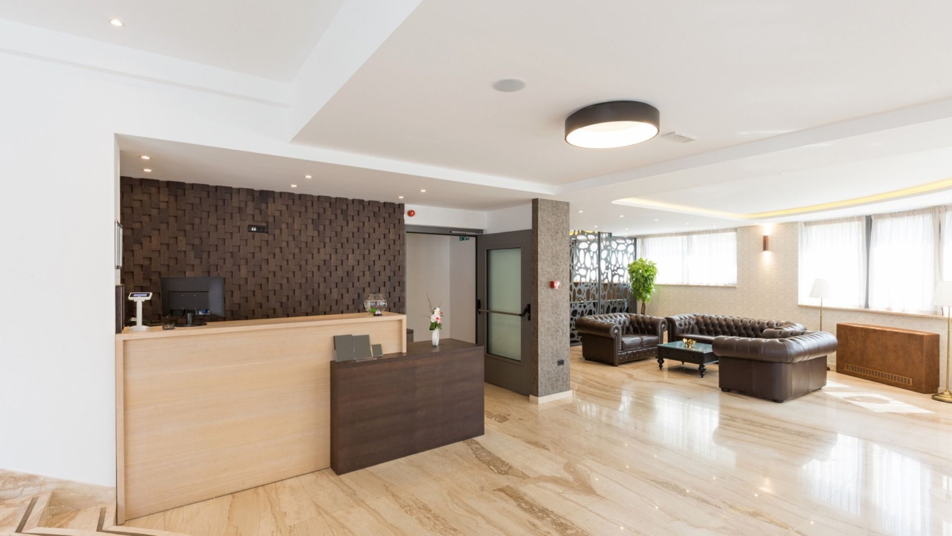 Hay un mostrador de recepción en el medio de la habitación.