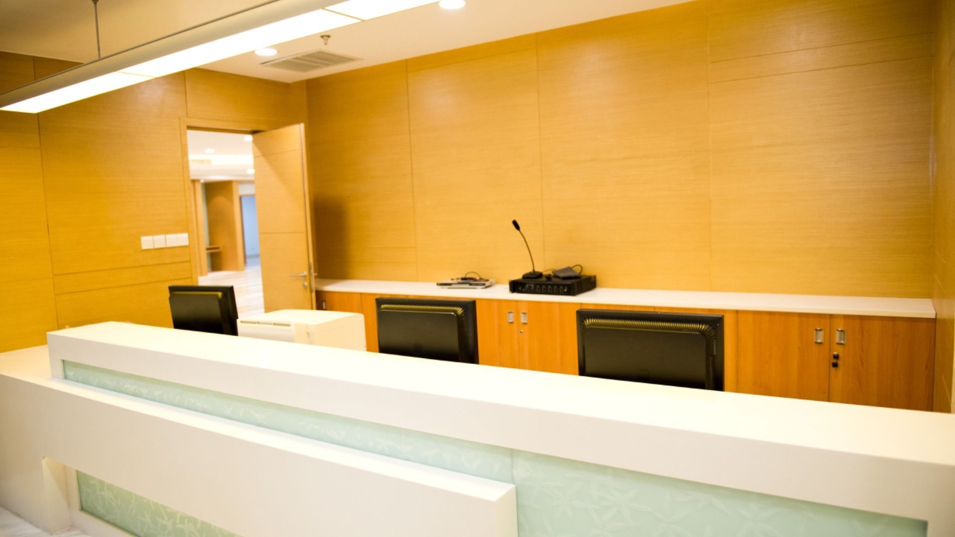 Un mostrador de recepción en un hospital con un micrófono encima.