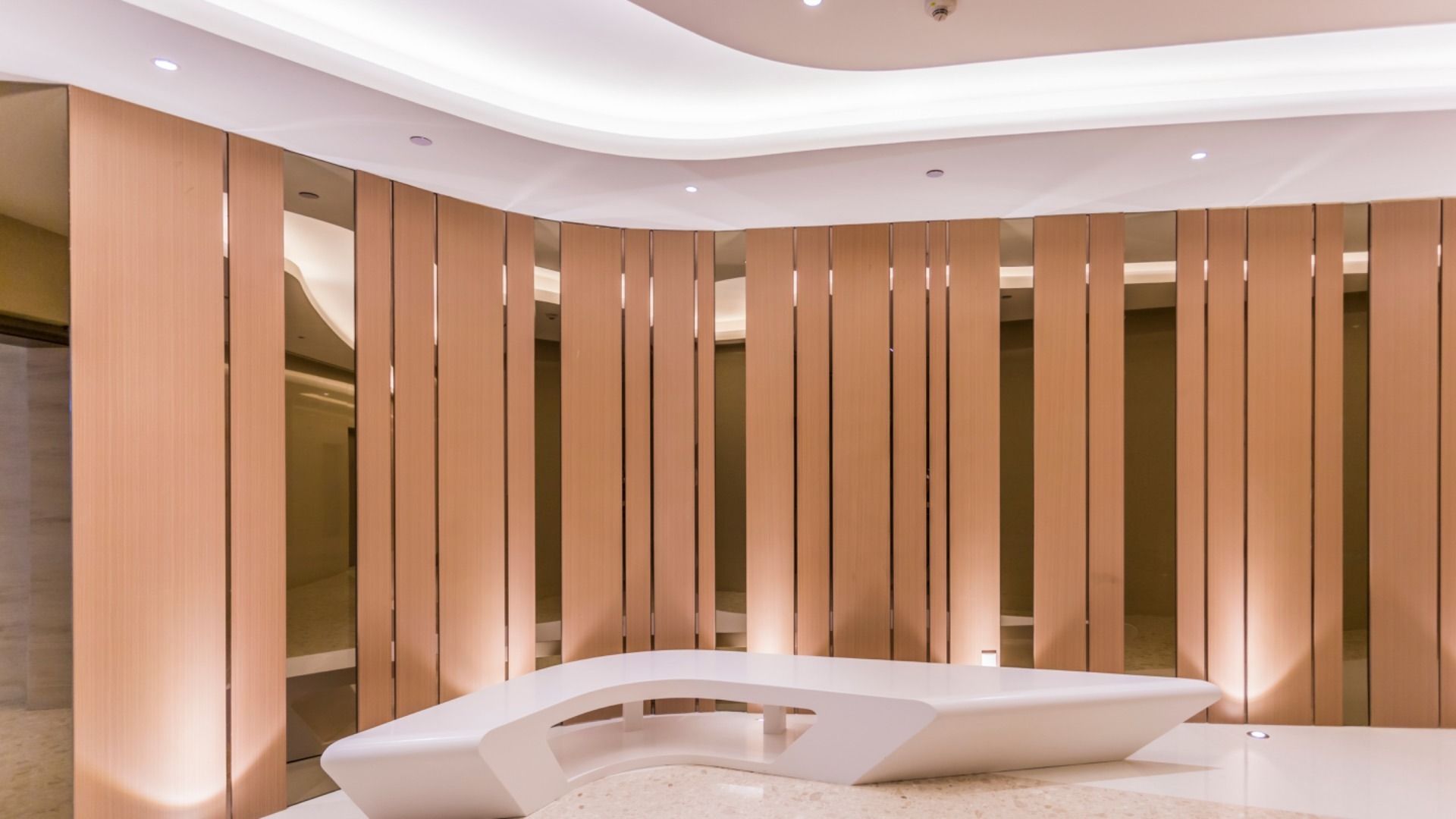 Hay un banco en el medio de la habitación.
