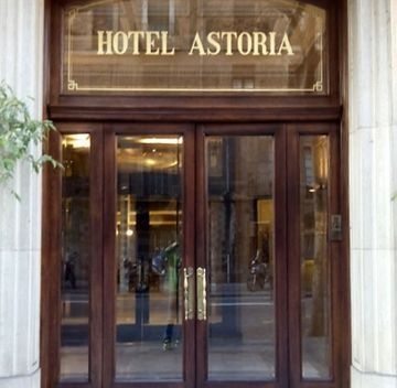 Se muestra la entrada al hotel astoria