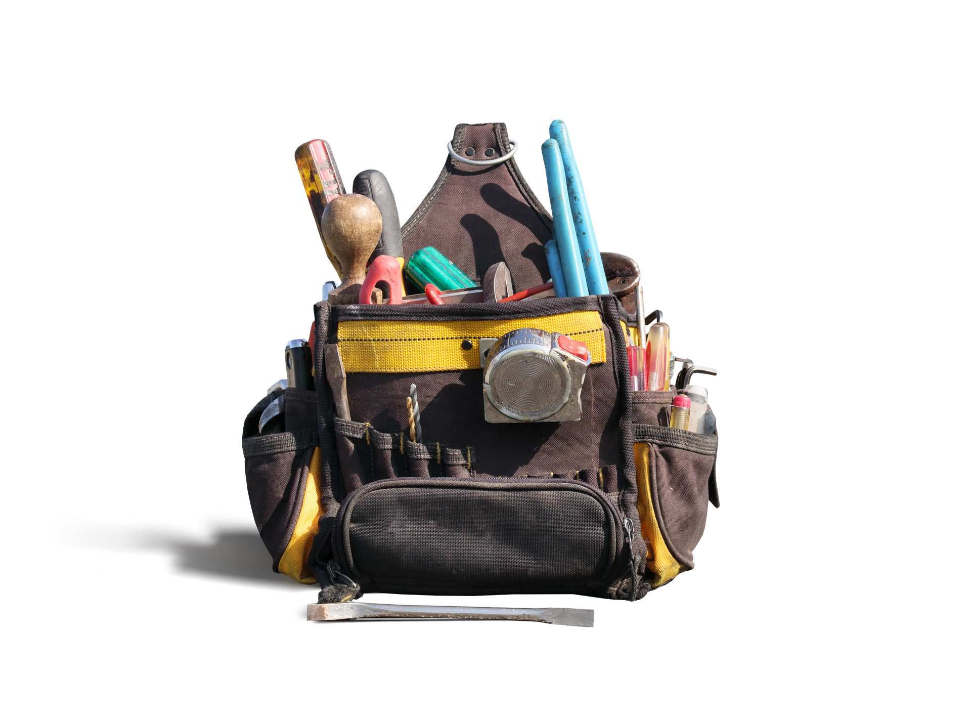 Sac à outils rempli d'outils, notamment un marteau, des tournevis, un mètre ruban et des tuyaux.