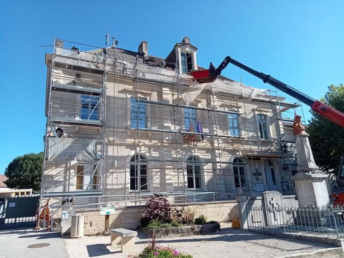 rénovation de toiture de la mairie de rully avec réemploi des tuiles plates grise