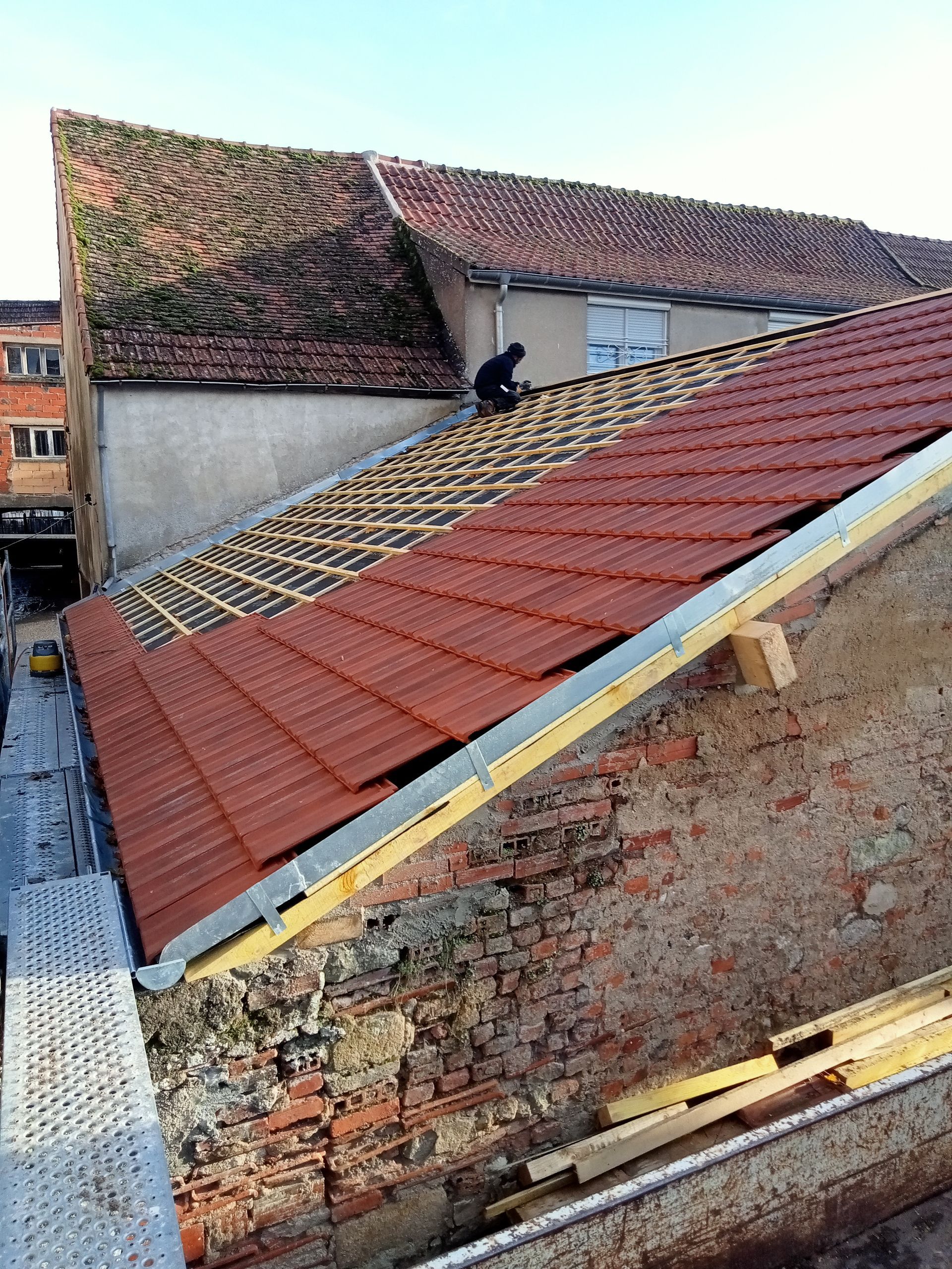 Rénovation de toiture et charpente, pose de tuiles 