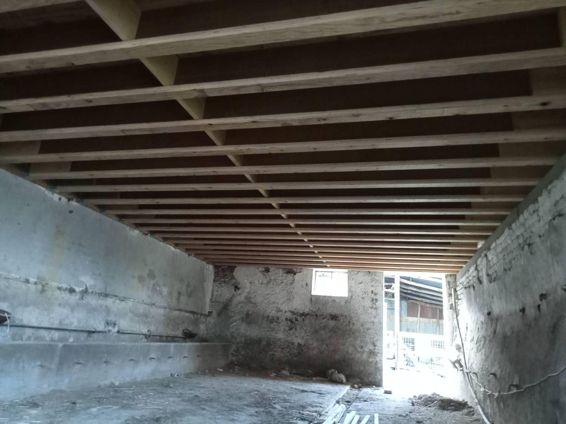 énovation de grange : solivage sur-mesure, plancher, grille à plafond, mezzanine indépendante de la charpente originale