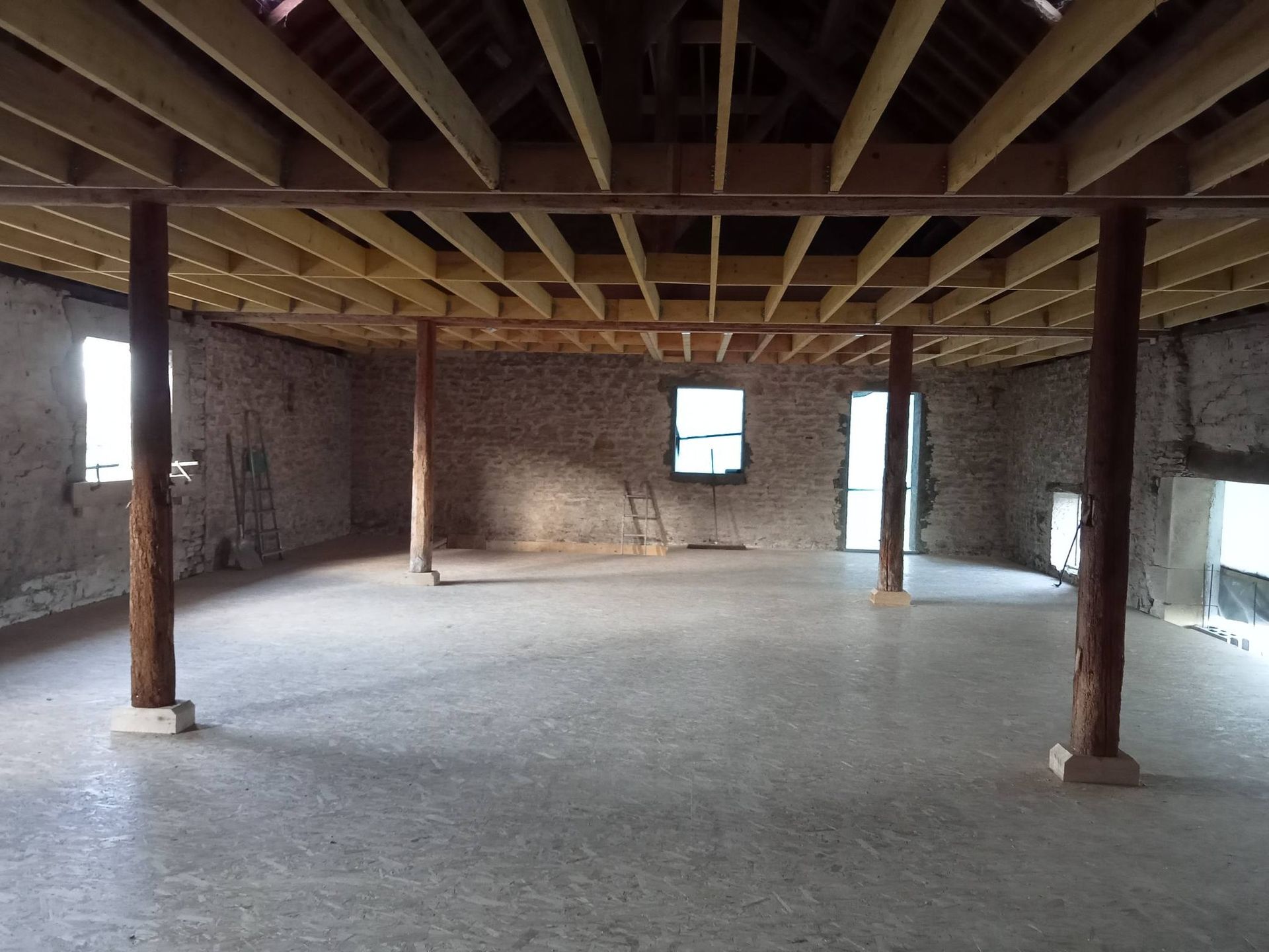 énovation de grange : solivage sur-mesure, plancher, grille à plafond, mezzanine indépendante de la charpente originale