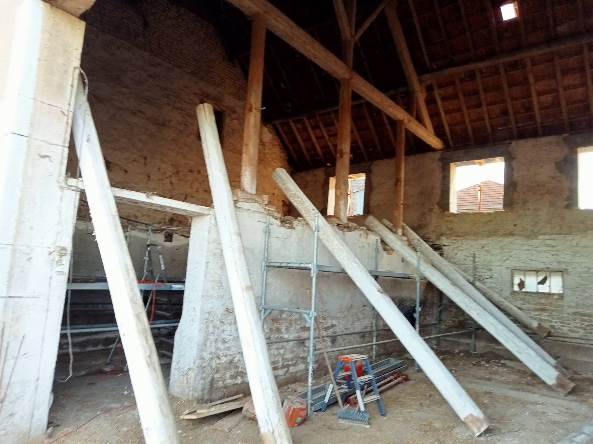 énovation de grange : solivage sur-mesure, plancher, grille à plafond, mezzanine indépendante de la charpente originale