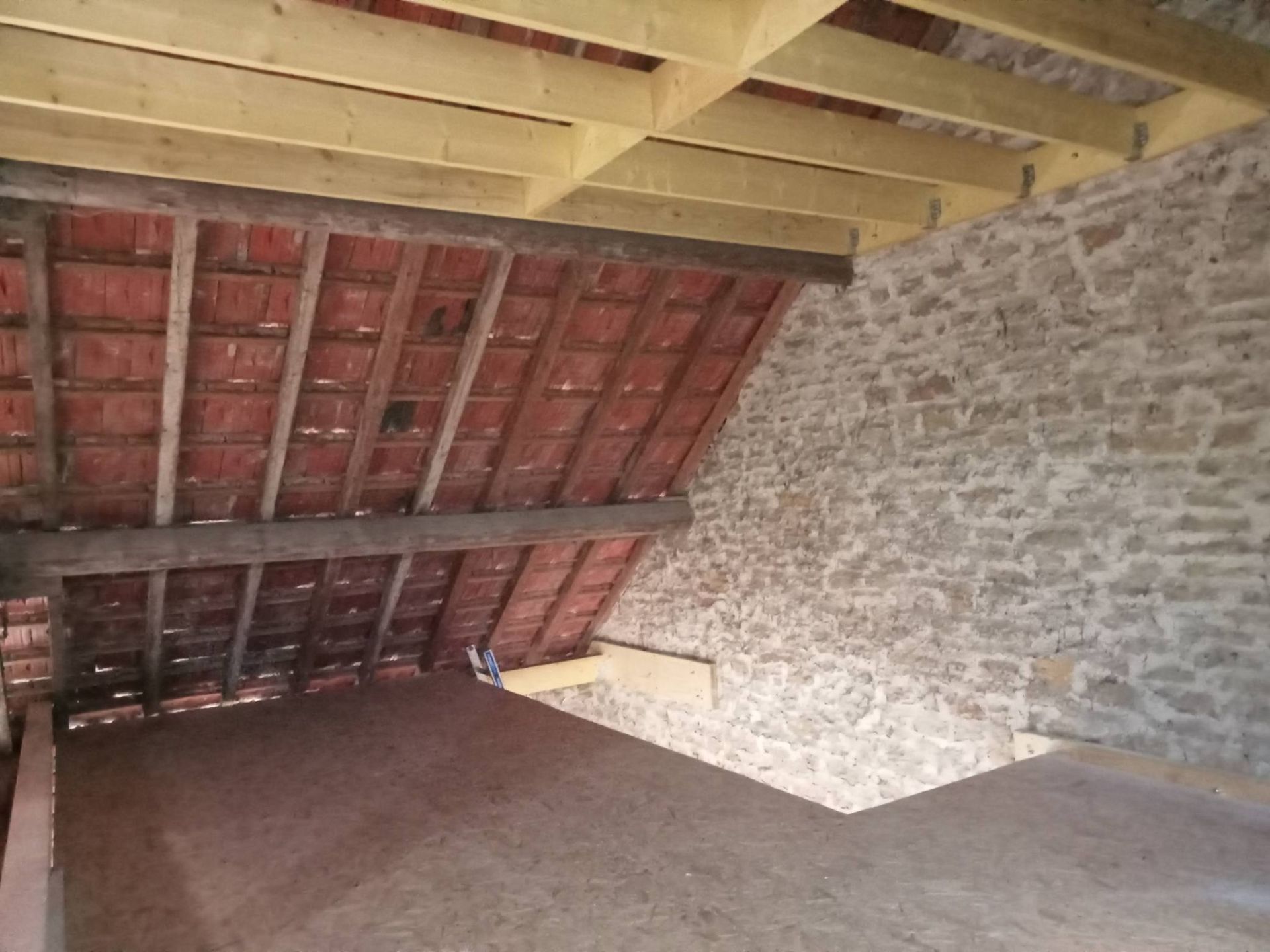 énovation de grange : solivage sur-mesure, plancher, grille à plafond, mezzanine indépendante de la charpente originale