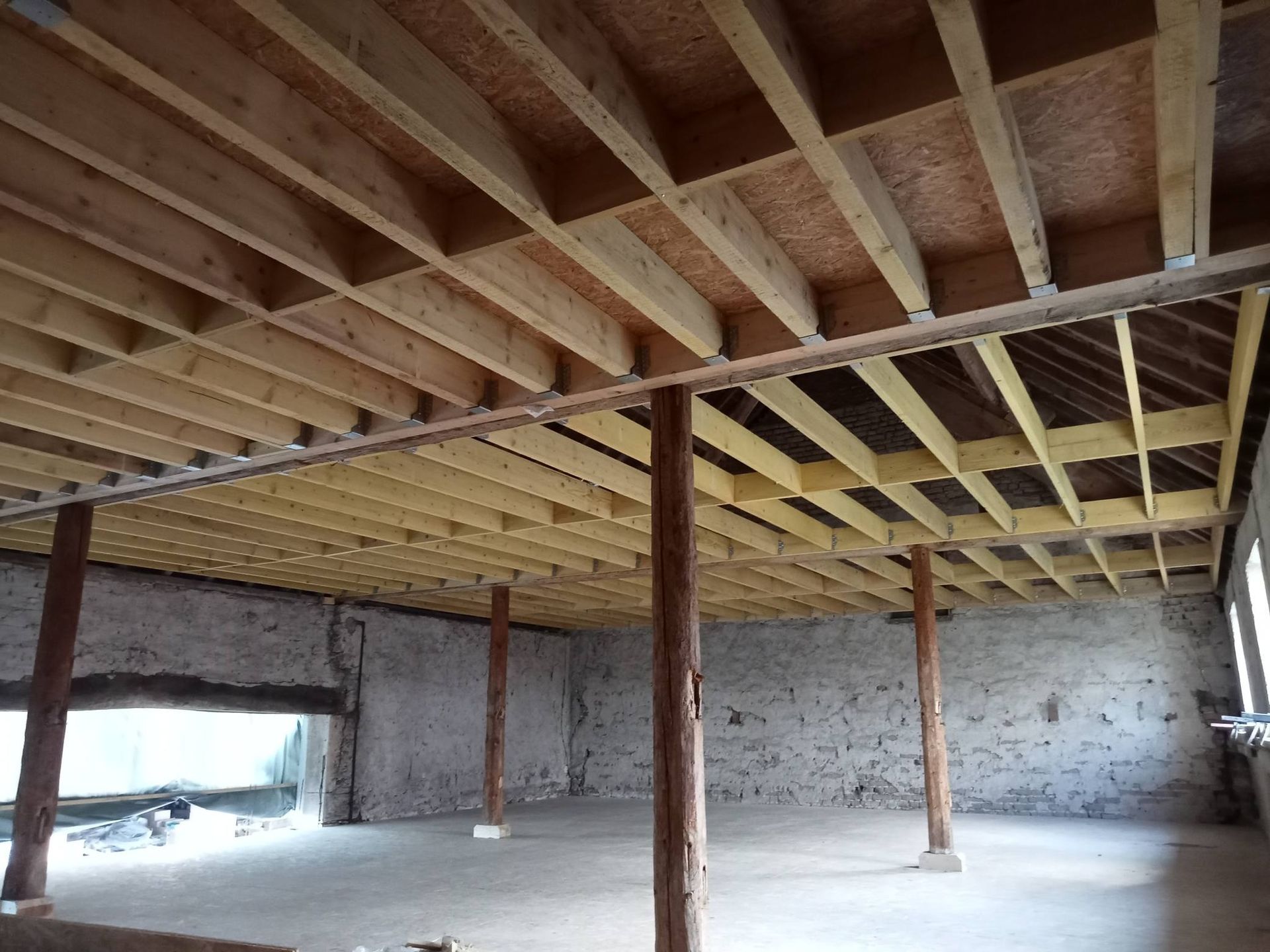 énovation de grange : solivage sur-mesure, plancher, grille à plafond, mezzanine indépendante de la charpente originale