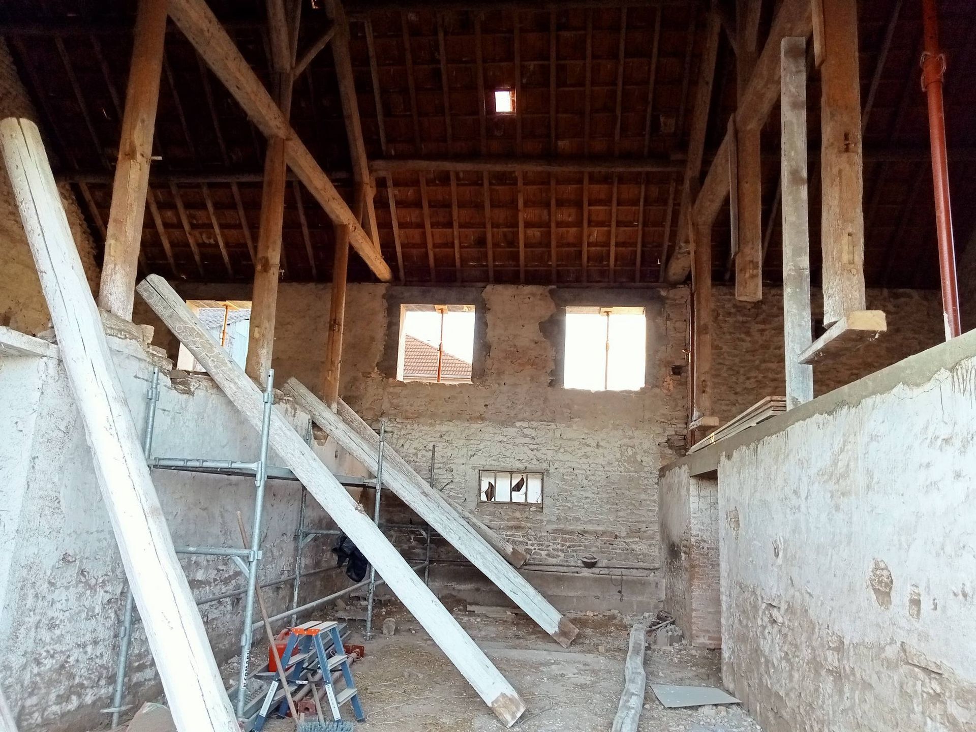 énovation de grange : solivage sur-mesure, plancher, grille à plafond, mezzanine indépendante de la charpente originale