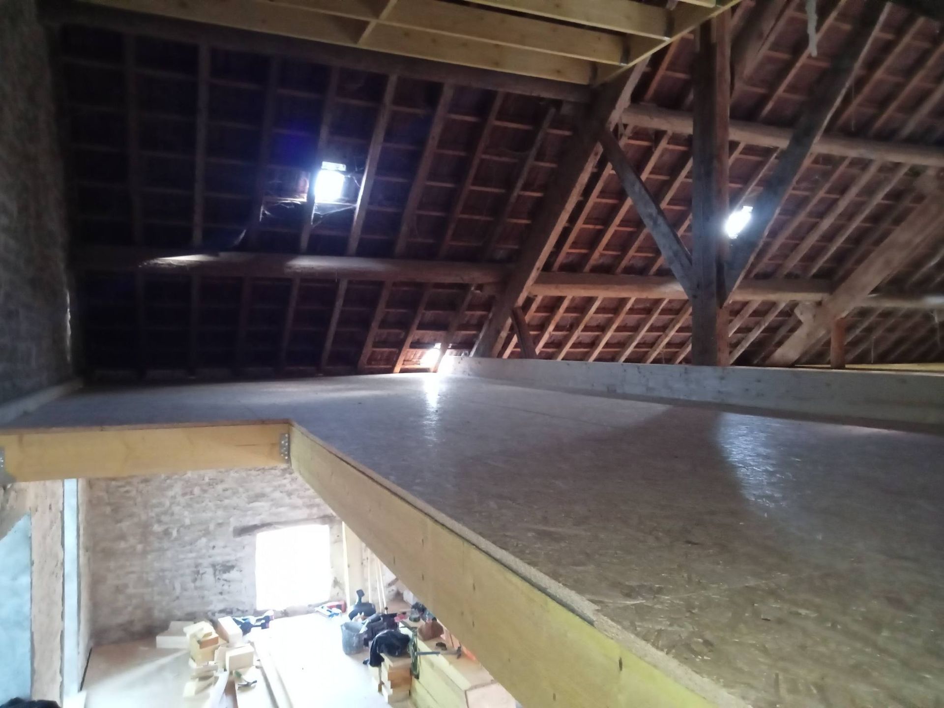 énovation de grange : solivage sur-mesure, plancher, grille à plafond, mezzanine indépendante de la charpente originale