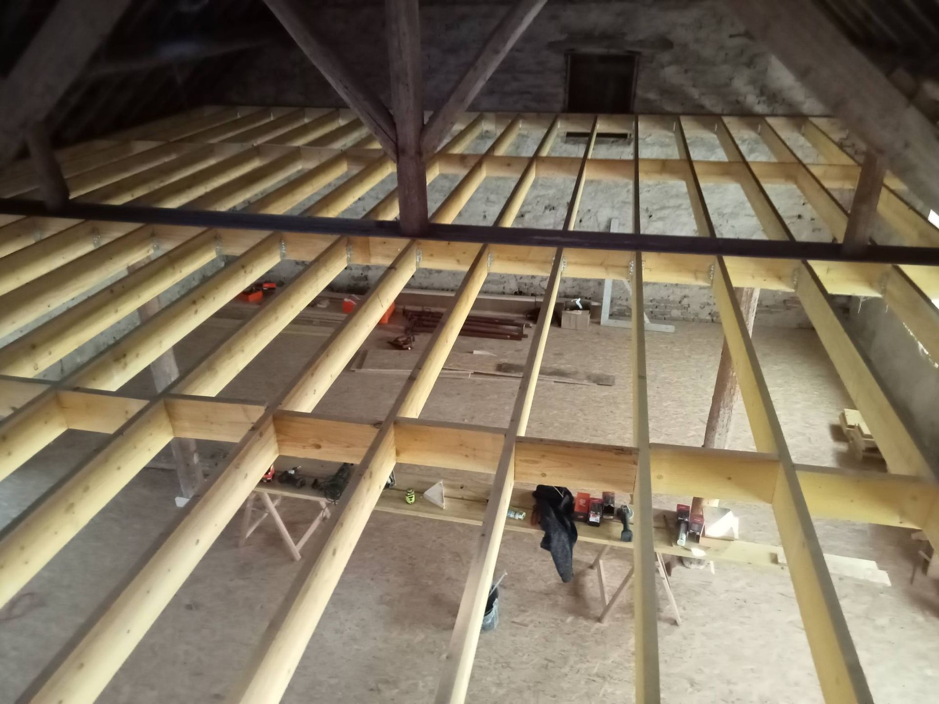 énovation de grange : solivage sur-mesure, plancher, grille à plafond, mezzanine indépendante de la charpente originale