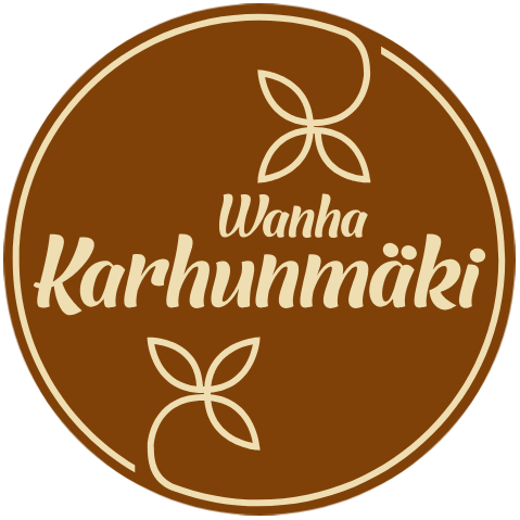 Ruskea py&ouml;re&auml; logo, jossa kermanv&auml;rinen teksti &rdquo;Vanha Karhunm&auml;ki&rdquo; ja kukkaisia ​​viivapiirroksia