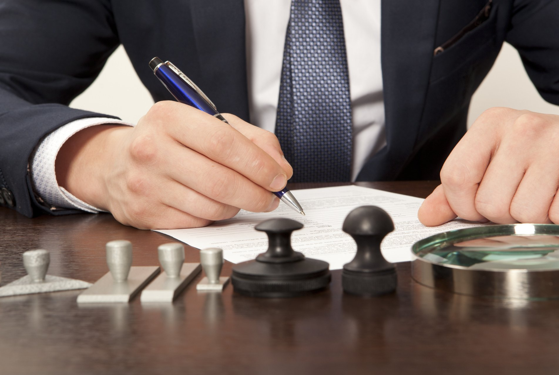 Avocat avec un stylo