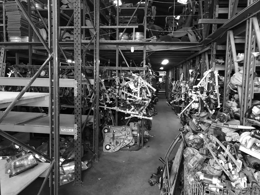 Pièces automobiles ranger dans un hangar