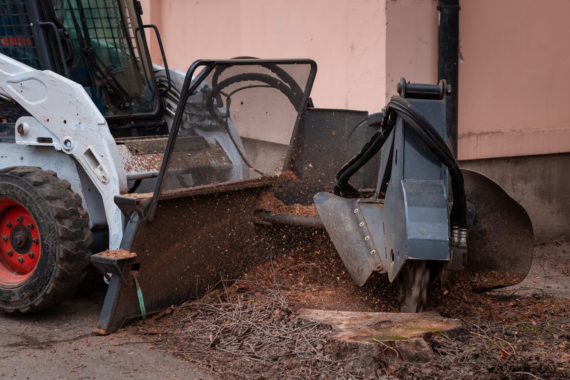 Dessouchage par rognage à l'aide d'une machine.