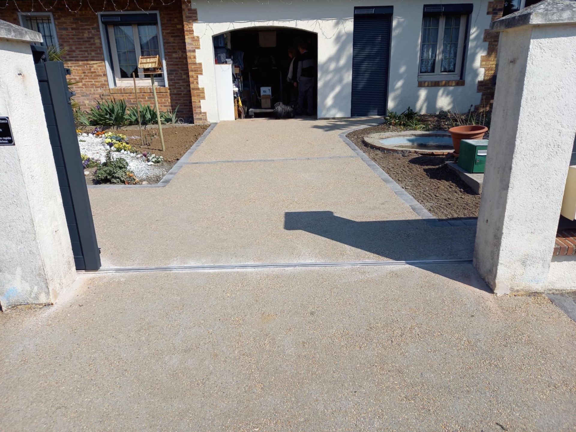 Allée de jardin en béton désactivé avec bordures en béton.