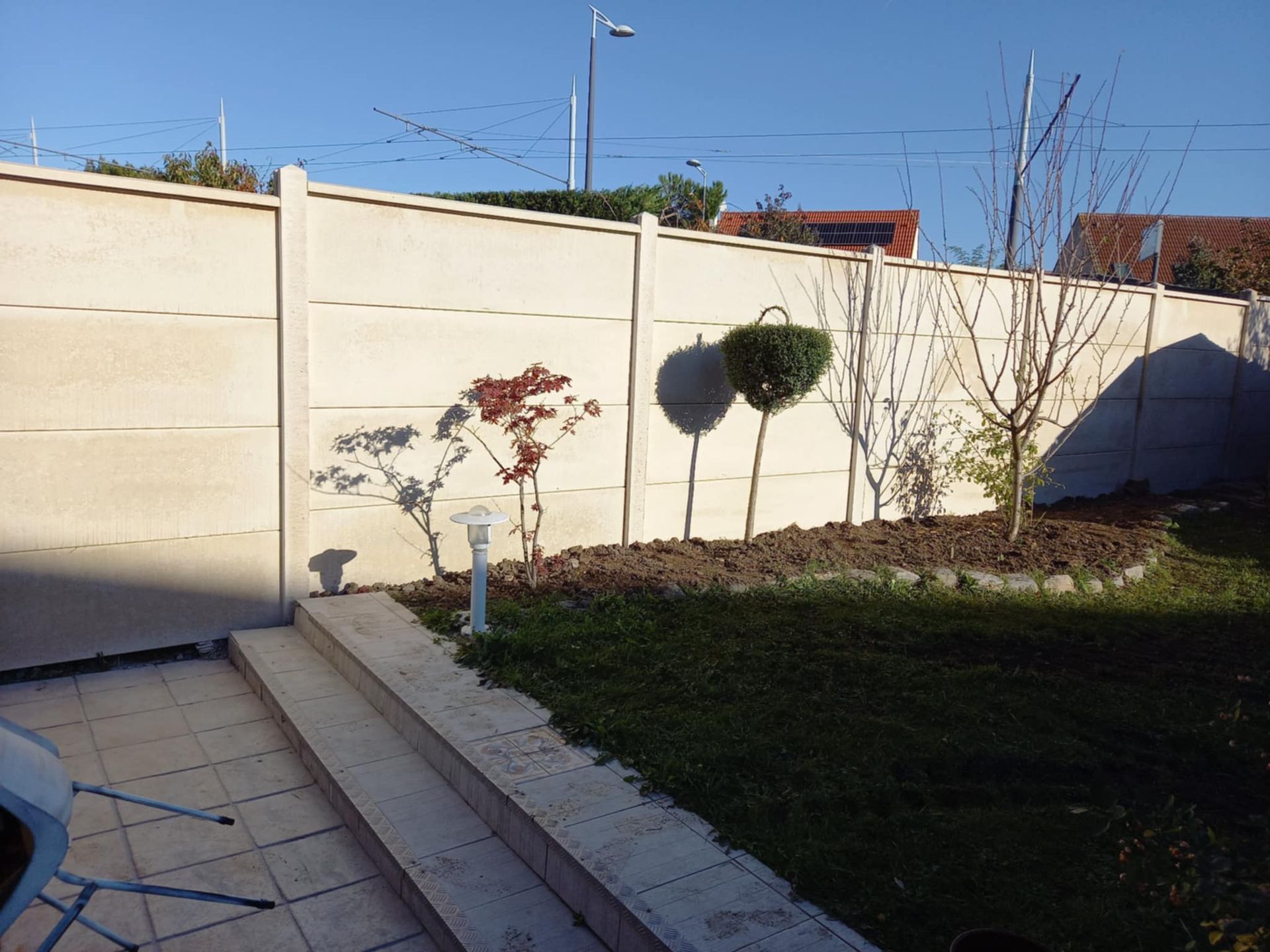 Quelques marches délimitent la terrasse et le jardin.