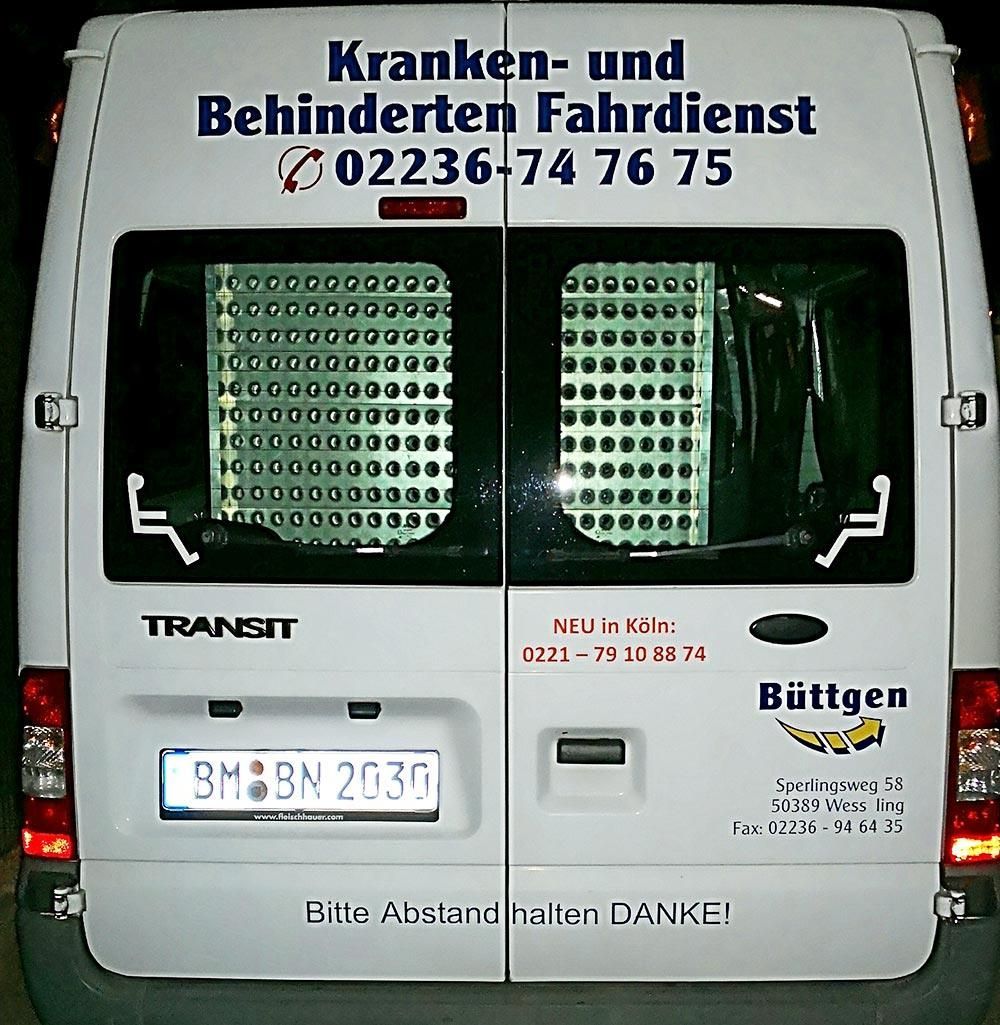 Ein weißer Lieferwagen mit der Aufschrift „Transit“