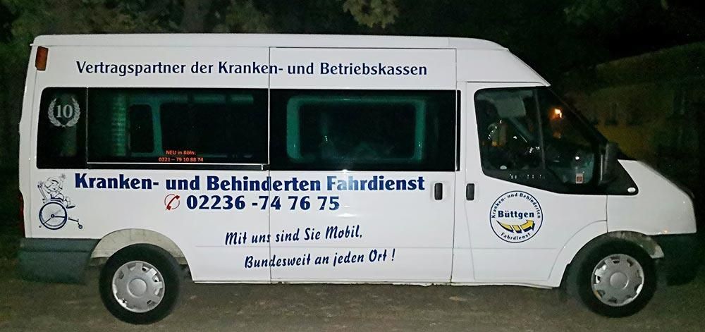 Ein weißer Lieferwagen hat die Nummer 02236 74 76 75 auf der Seite