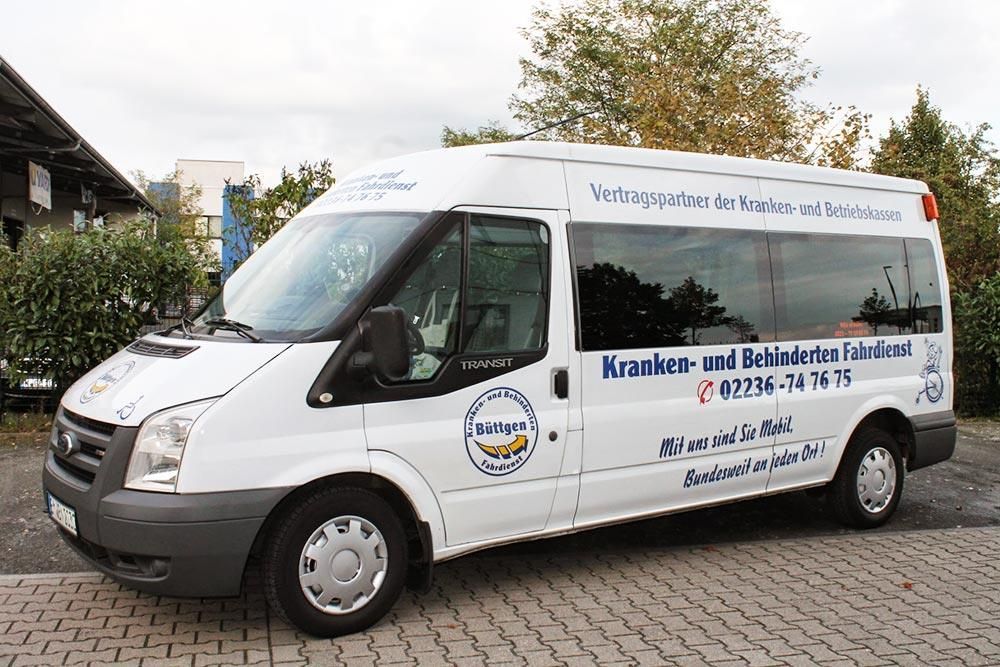 Ein weißer Lieferwagen mit dem Wort „Krank“ auf der Seite