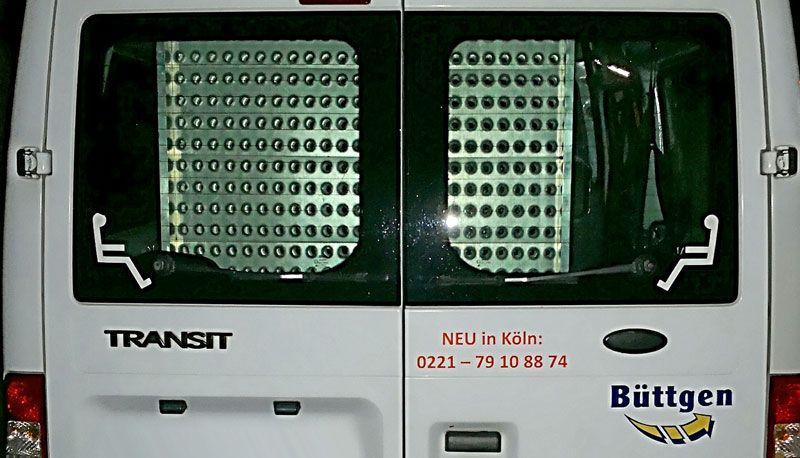 Ein weißer Lieferwagen mit dem Wort „Transit“ auf der Rückseite