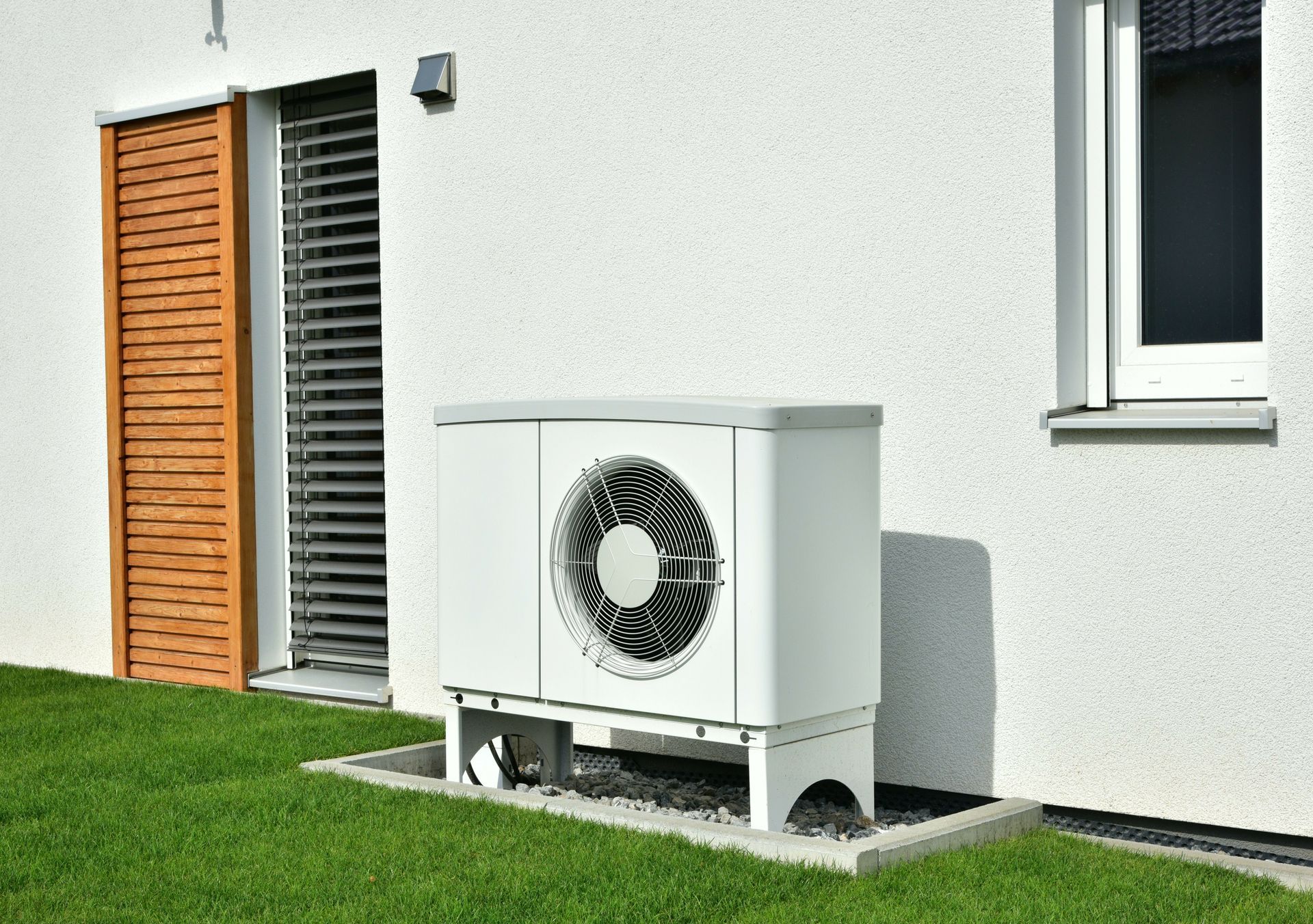 Une pompe à chaleur air-eau blanche