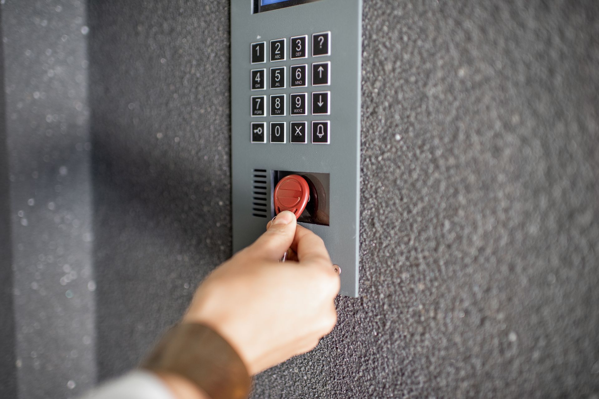 Une personne qui badge pour entrer dans un immeuble