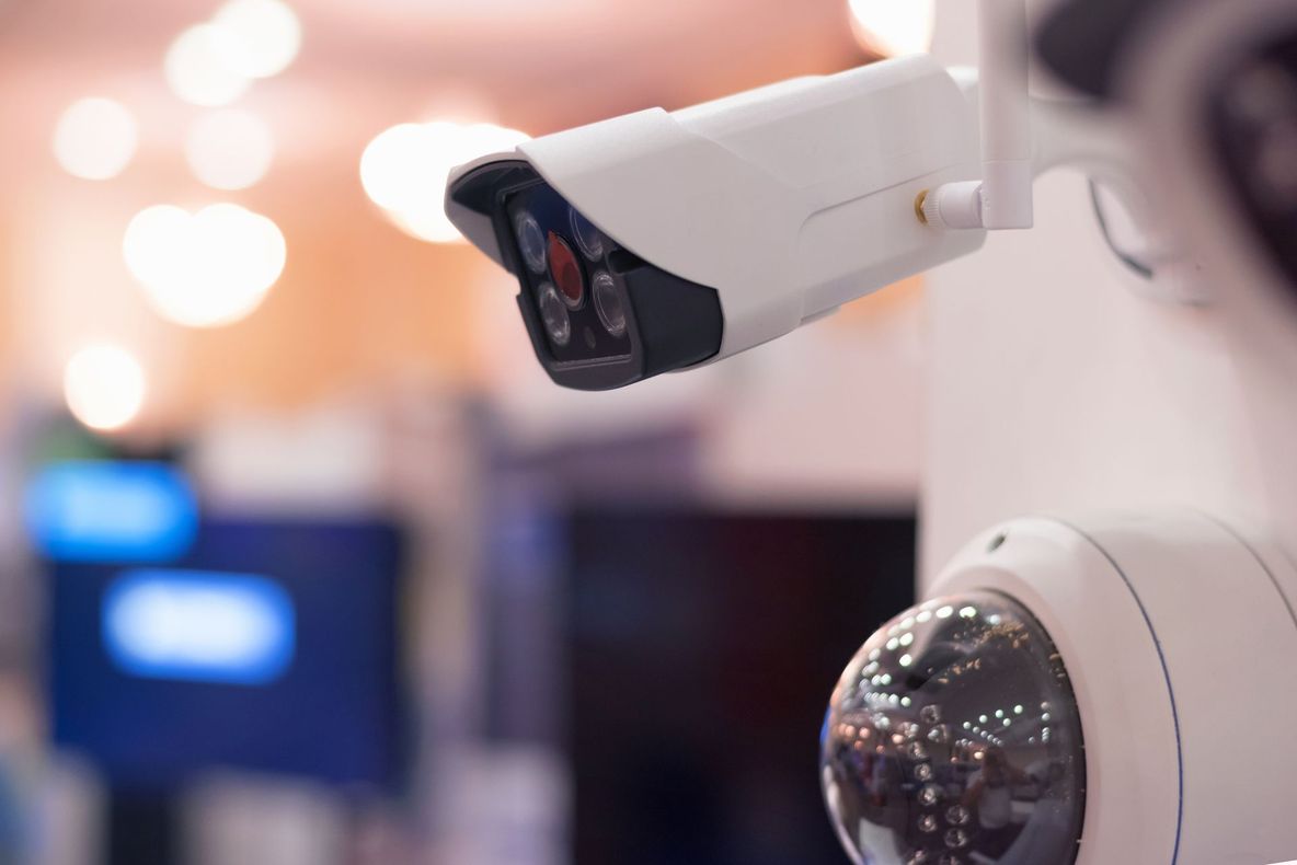 Gros plan sur des caméras de vidéosurveillance
