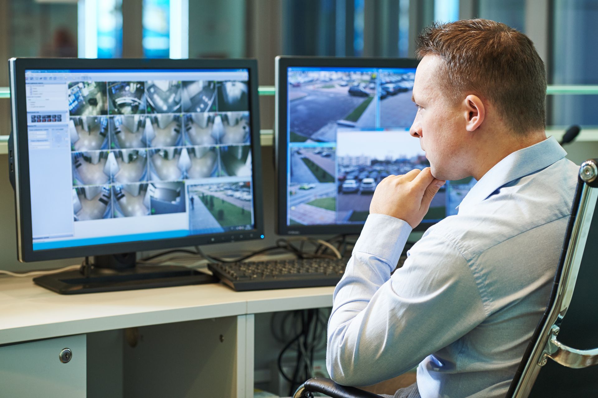 Un agent qui suit la retransmission des images de vidéosurveillance