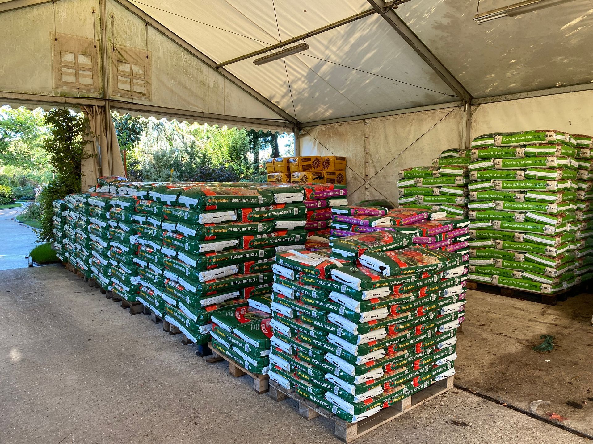 Palettes avec des sacs de terreau