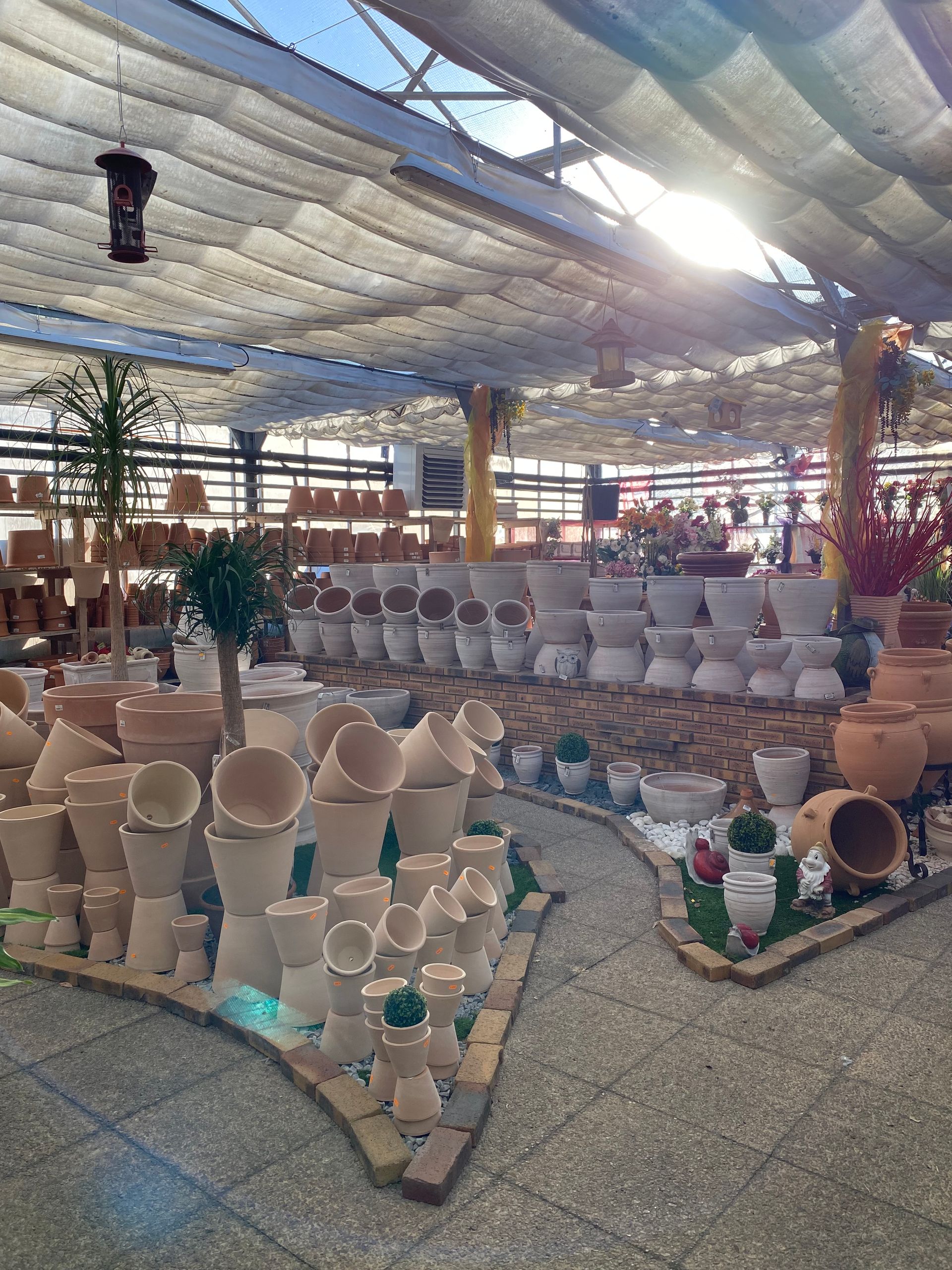 Différentes poteries dans la jardinerie