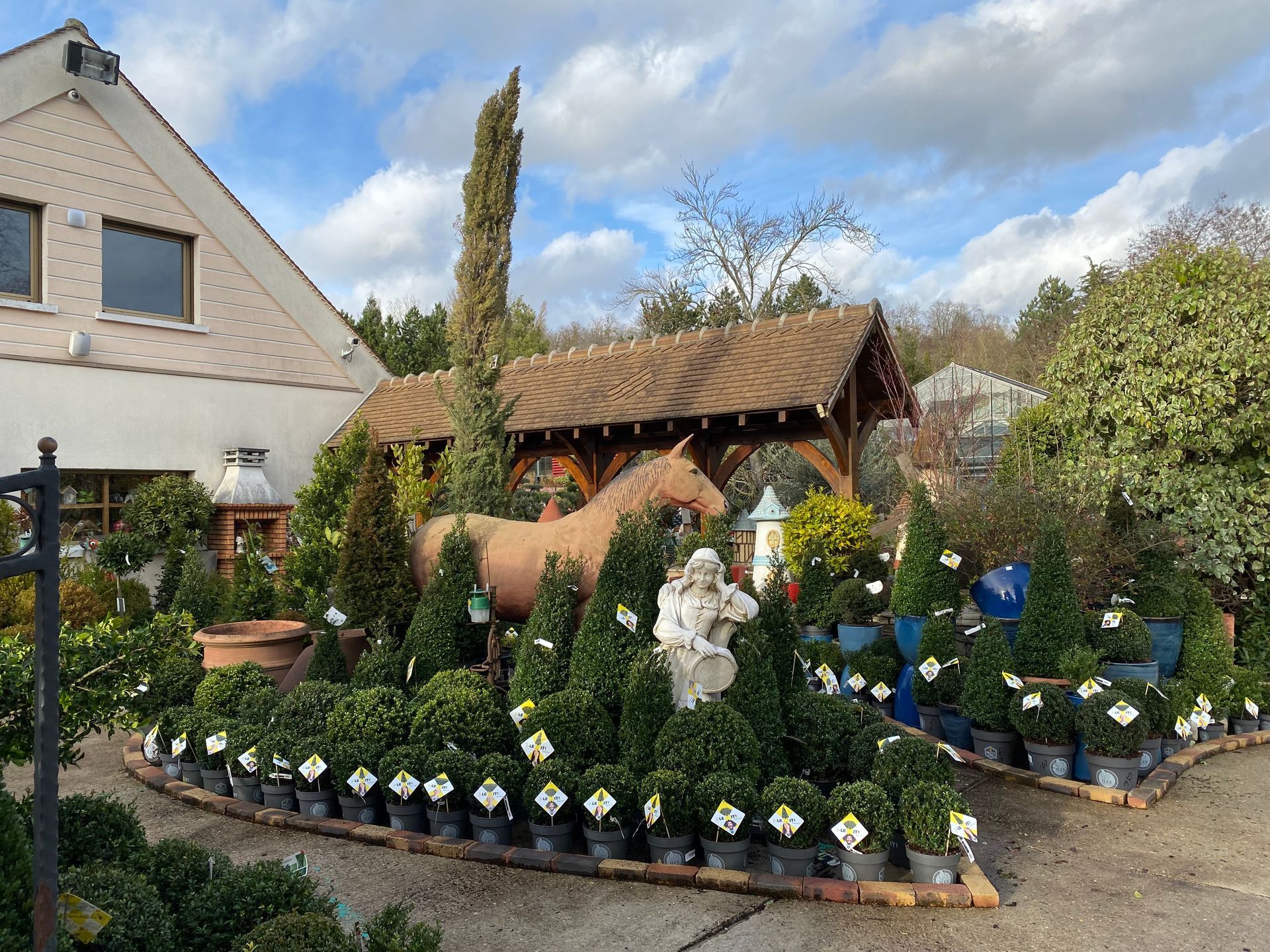 Statue de cheval dans un parterre de fleurs