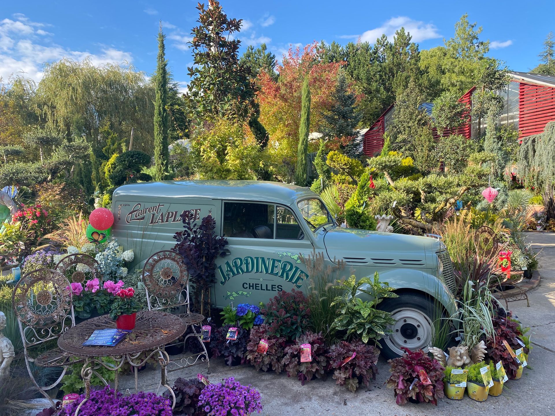 Vieux véhicule décoré à l'extérieur