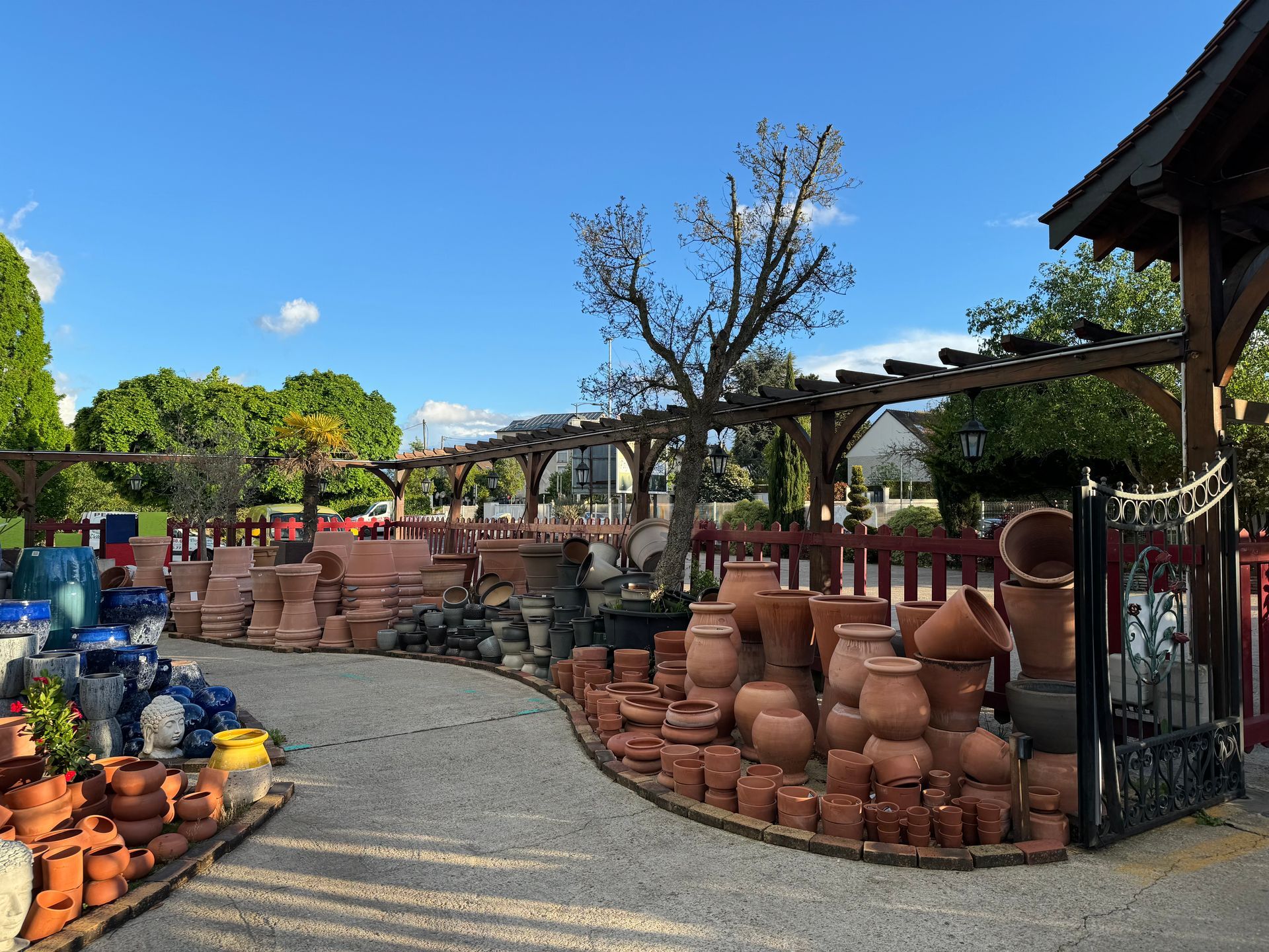 Plusieurs poteries à l'extérieur