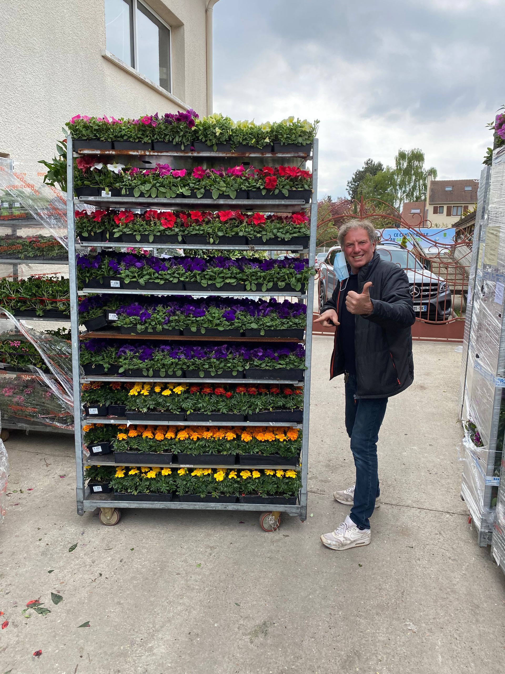 Homme à côté d'un roll de fleurs