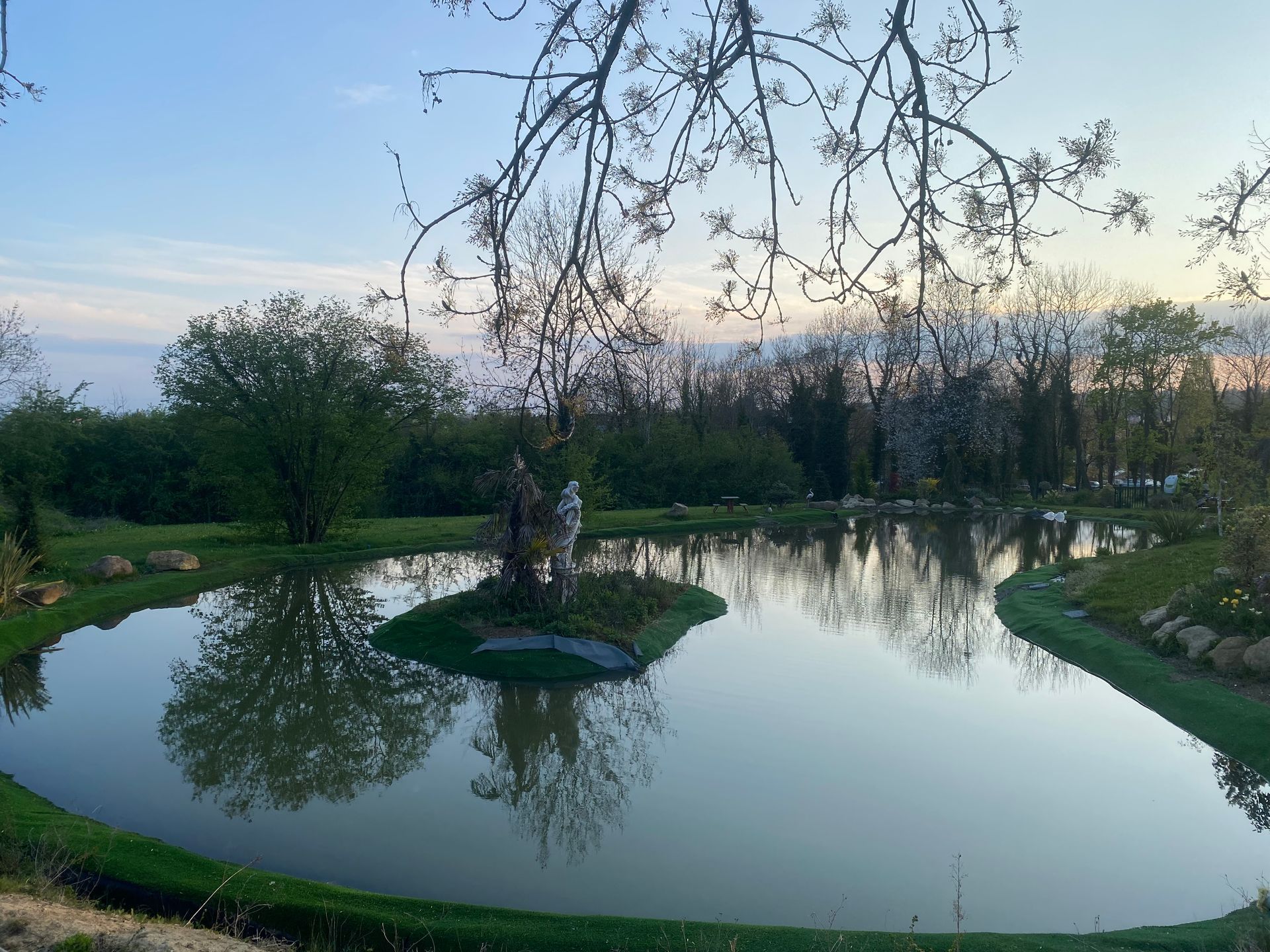 Étang avec une décoration au milieu